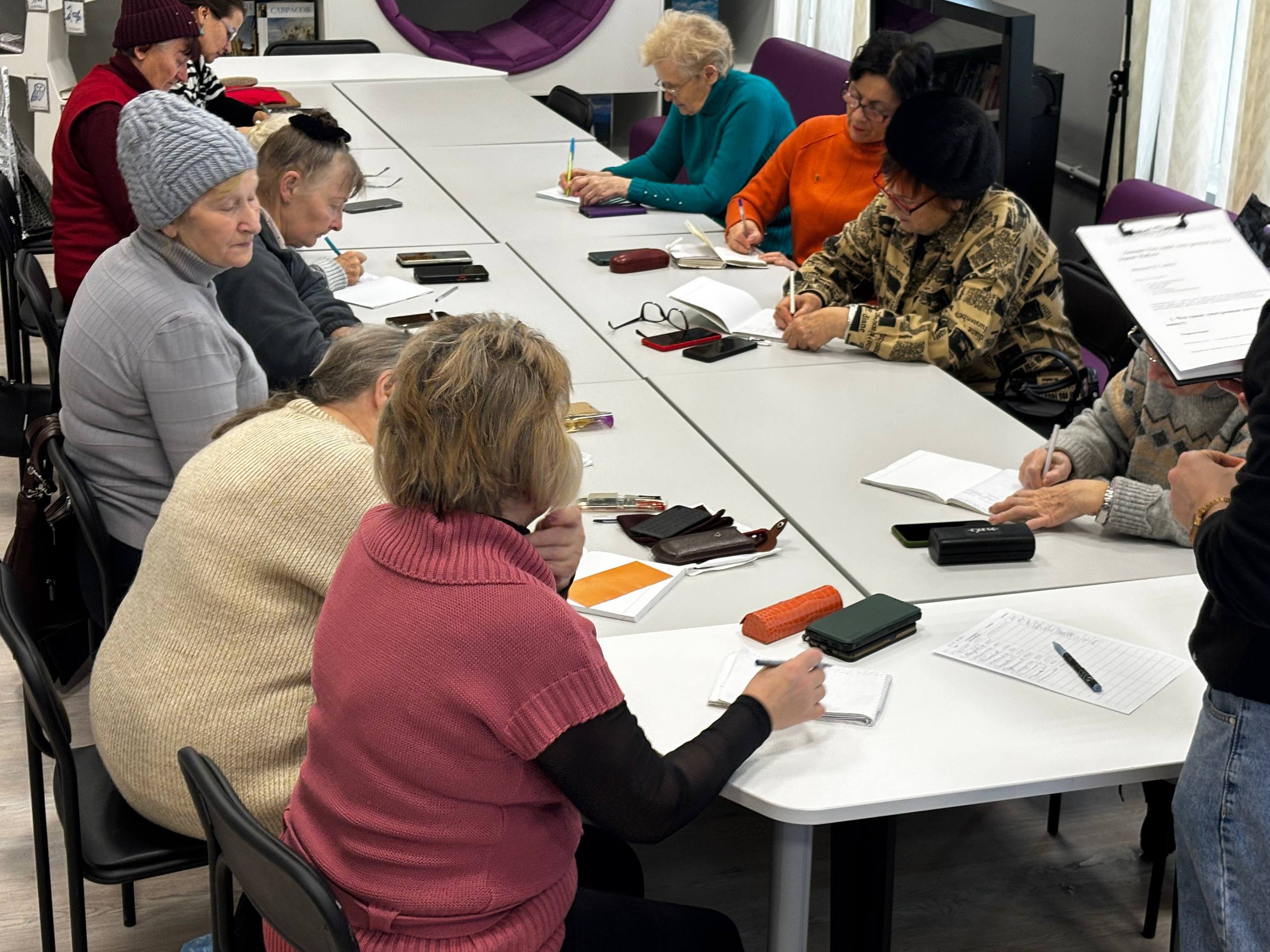 В Центральной городской модельной библиотеке имени М. Ю. Лермонтова прошли занятия по курсам «Мобильной и компьютерной грамотности» В Центральной городской модельной библиотеке имени М. Ю. Лермонтова прошли занятия по курсам «Мобильной и компьютерной грамотности»