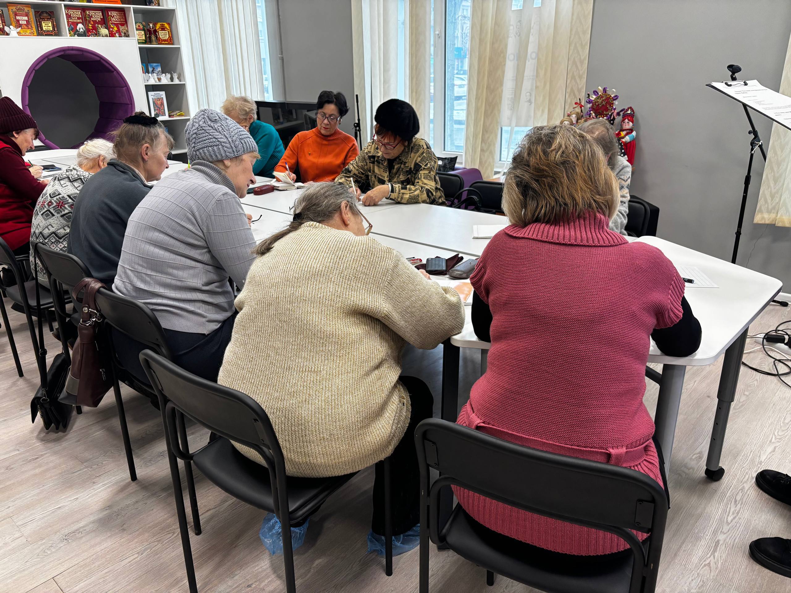 В Центральной городской модельной библиотеке имени М. Ю. Лермонтова прошли занятия по курсам «Мобильной и компьютерной грамотности»
