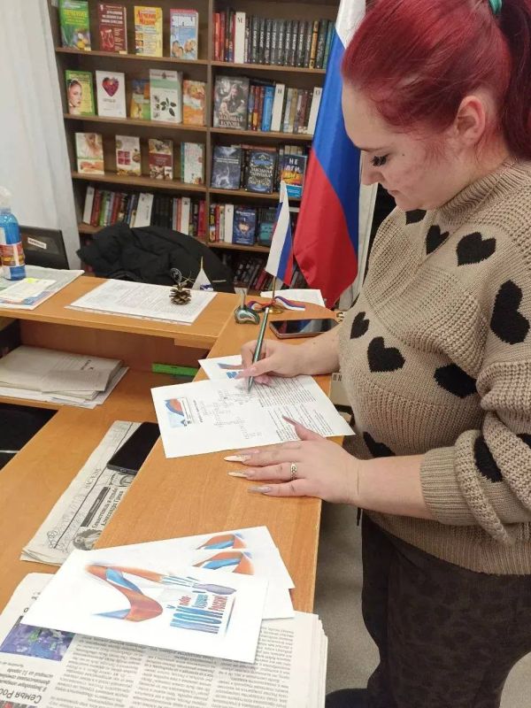 Ко Дню молодого избирателя в городской библиотеке им. В. Маяковского ГО Мелитополь при содействии председателя участковой избирательной комиссии №25 (ТИК №1) было организовано ознакомление будущих избирателей (посетителей... Ко Дню молодого избирателя в городской библиотеке им. В. Маяковского ГО Мелитополь при содействии председателя участковой избирательной комиссии №25 (ТИК №1) было организовано ознакомление будущих избирателей (посетителей...