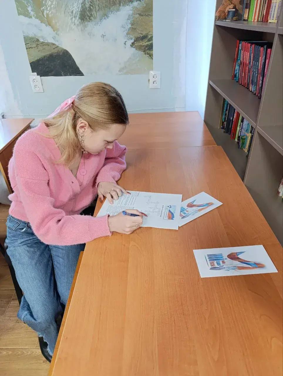 Ко Дню молодого избирателя в городской библиотеке им. В. Маяковского ГО Мелитополь при содействии председателя участковой избирательной комиссии №25 (ТИК №1) было организовано ознакомление будущих избирателей (посетителей... Ко Дню молодого избирателя в городской библиотеке им. В. Маяковского ГО Мелитополь при содействии председателя участковой избирательной комиссии №25 (ТИК №1) было организовано ознакомление будущих избирателей (посетителей...