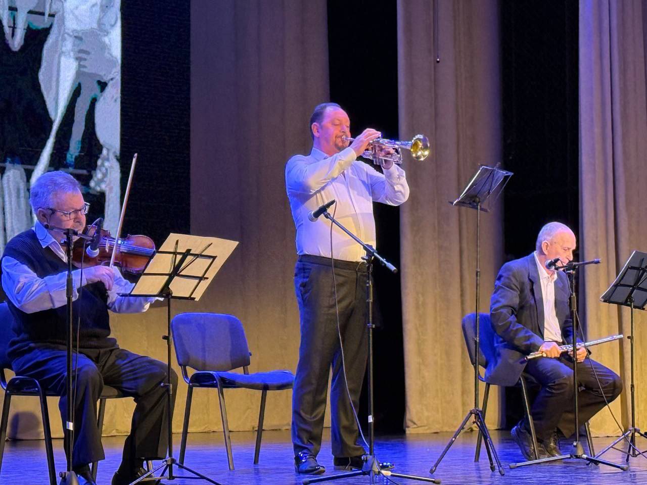 «Честь и слава защитникам!»: большой праздничный концерт в ДК Железнодорожников «Честь и слава защитникам!»: большой праздничный концерт в ДК Железнодорожников