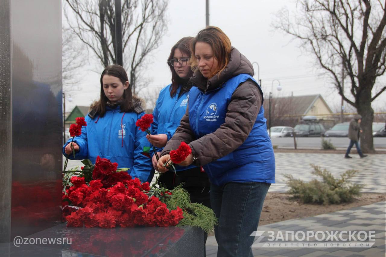 Молодежь из Мелитополя возложила цветы к стеле «Журавли» в четвертую годовщину начала СВО Молодежь из Мелитополя возложила цветы к стеле «Журавли» в четвертую годовщину начала СВО