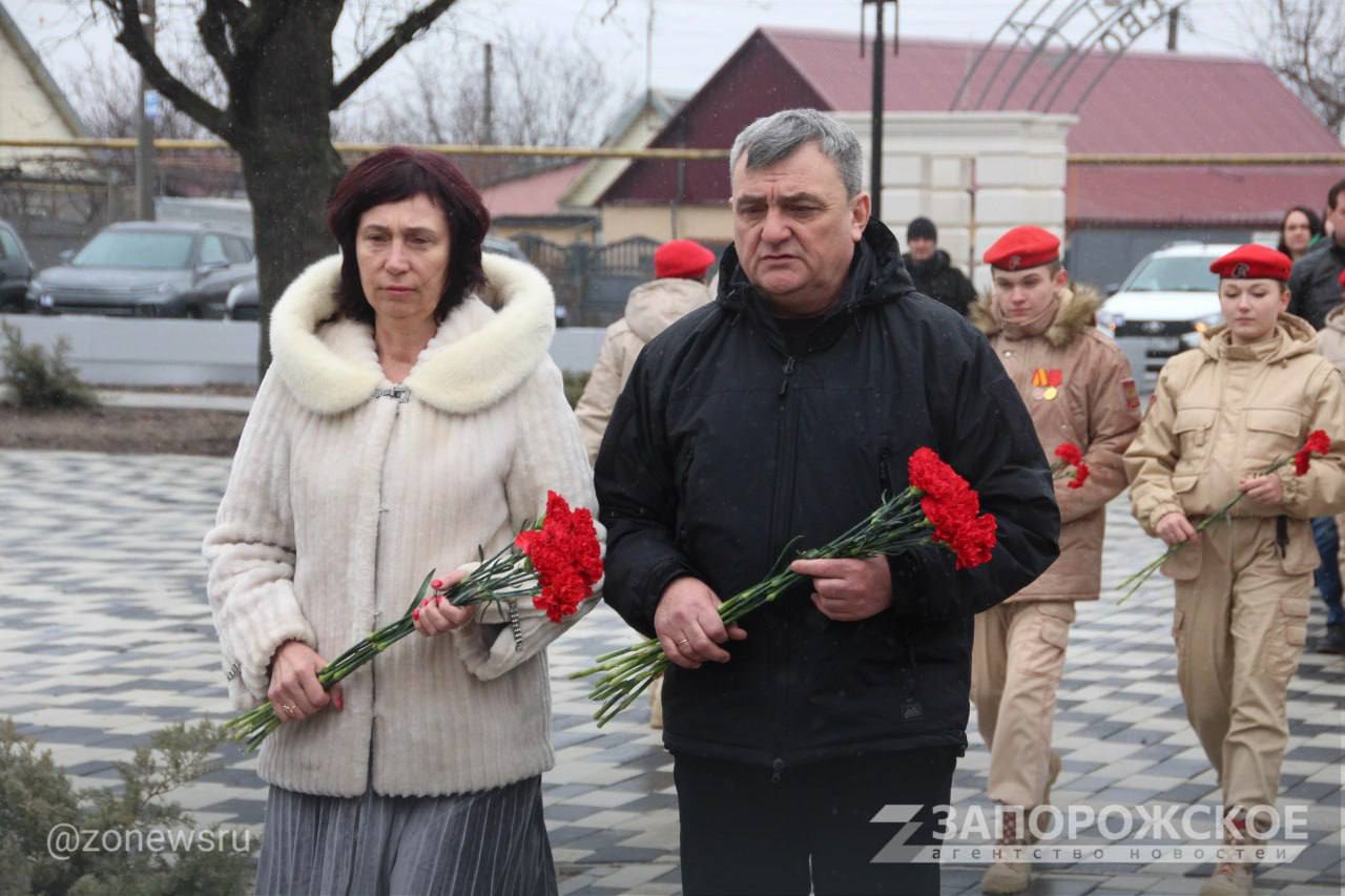 Молодежь из Мелитополя возложила цветы к стеле «Журавли» в четвертую годовщину начала СВО Молодежь из Мелитополя возложила цветы к стеле «Журавли» в четвертую годовщину начала СВО