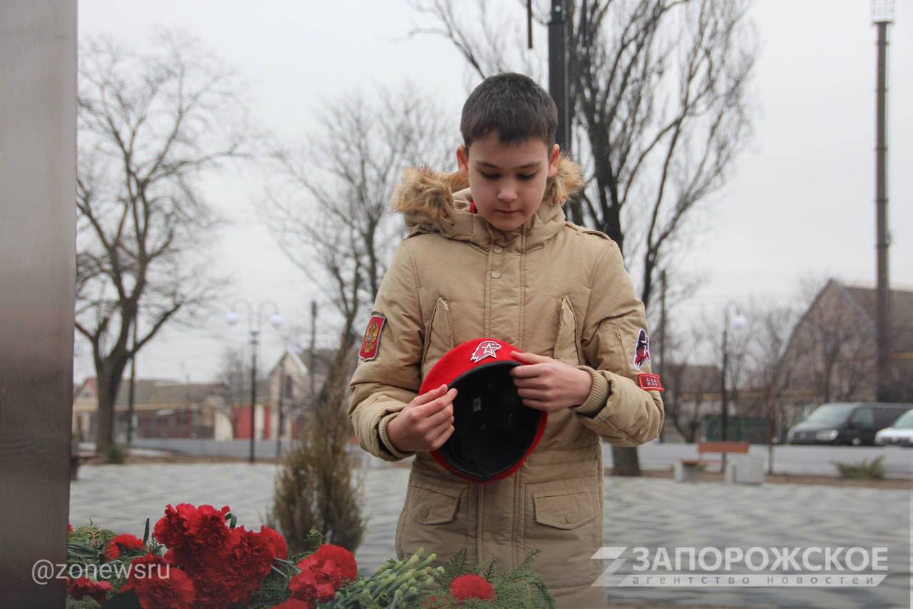 Молодежь из Мелитополя возложила цветы к стеле «Журавли» в четвертую годовщину начала СВО Молодежь из Мелитополя возложила цветы к стеле «Журавли» в четвертую годовщину начала СВО