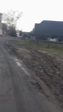 По сообщениям очевидцев, напротив здания ЖДК (район железнодорожного вокзала) произошел порыв трубопровода