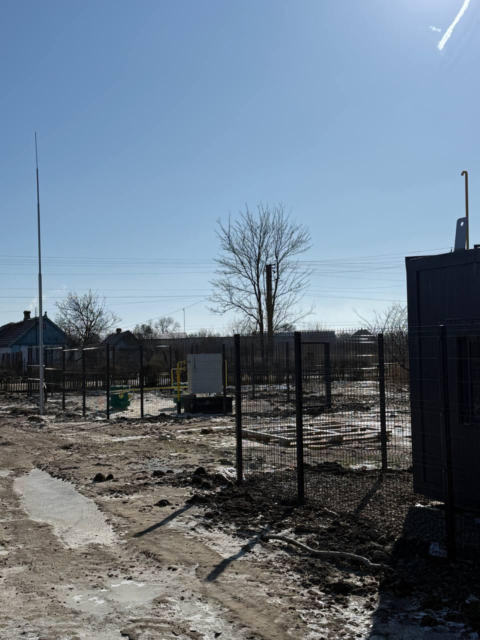 Шефы укрепили основание ограждения газовой блочно-модульной котельной в Светлодолинском Шефы укрепили основание ограждения газовой блочно-модульной котельной в Светлодолинском