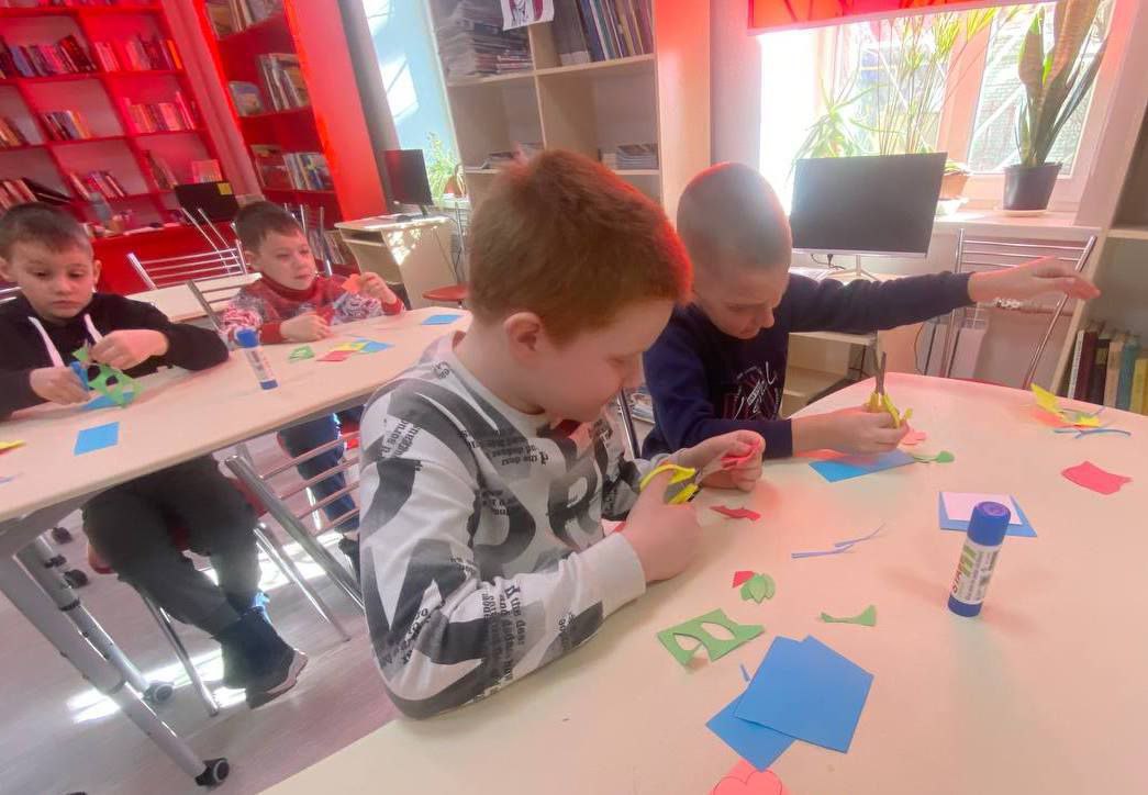 В Центральной детской модельной библиотеке им. Гайдара, в творческой лаборатории «Волшебный сундук» наша встреча была посвященная самому нежному и звонкому времени года — «Весенняя капель» В Центральной детской модельной библиотеке им. Гайдара, в творческой лаборатории «Волшебный сундук» наша встреча была посвященная самому нежному и звонкому времени года — «Весенняя капель»