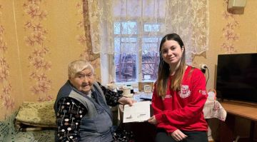 В Мелитополе активисты передали ветеранам письма из Кремля