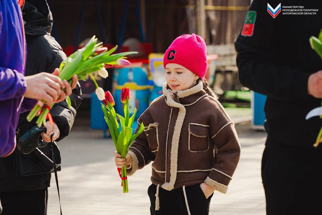 Букет тюльпанов и искренние улыбки женщин Букет тюльпанов и искренние улыбки женщин