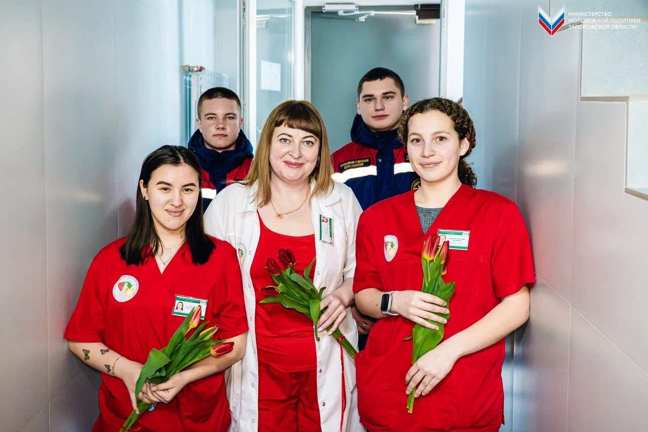 Добровольцы ВСКС вручили тюльпаны медицинским работникам Добровольцы ВСКС вручили тюльпаны медицинским работникам