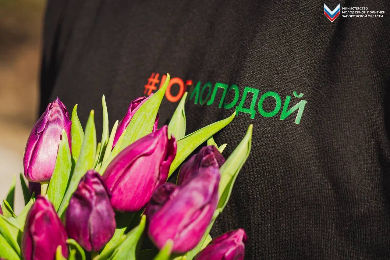 Букет тюльпанов и искренние улыбки женщин Букет тюльпанов и искренние улыбки женщин