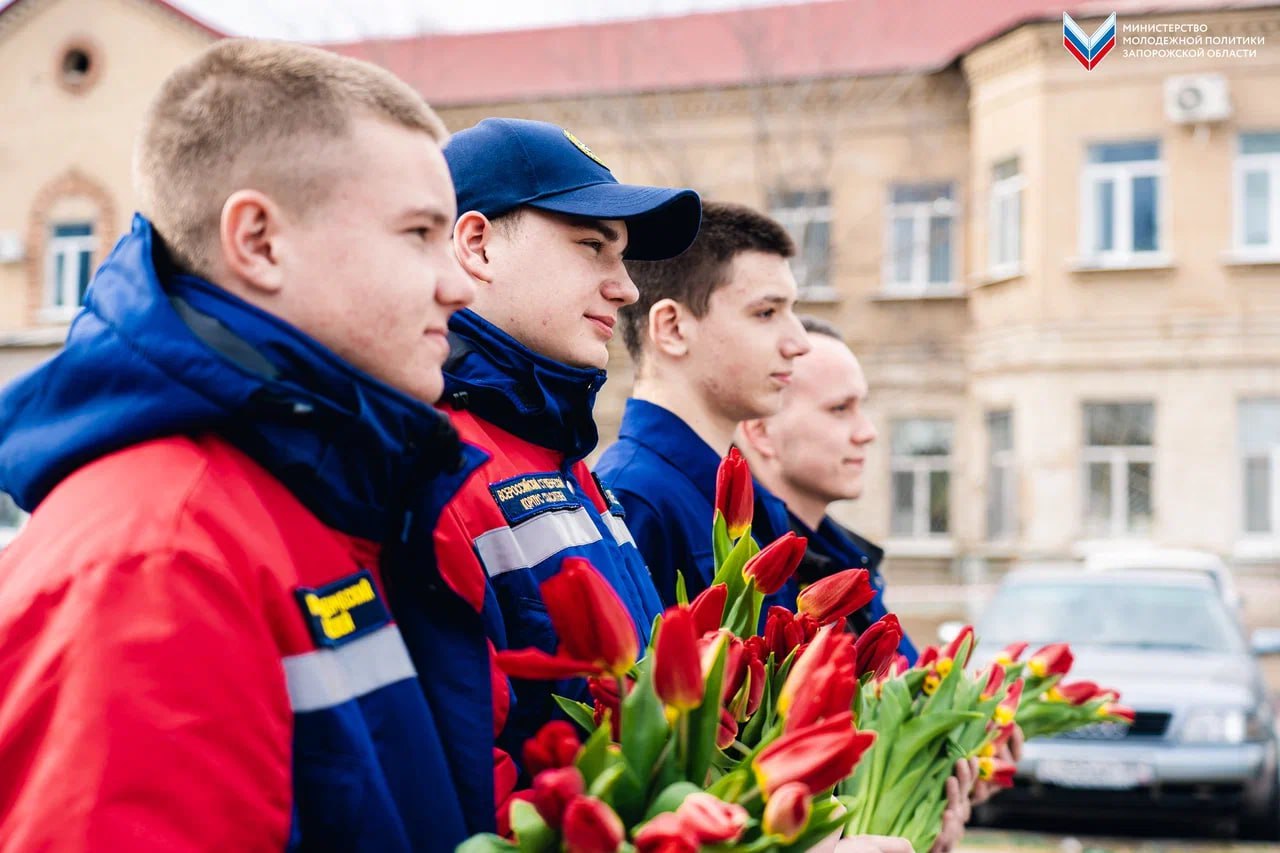 Добровольцы ВСКС вручили тюльпаны медицинским работникам Добровольцы ВСКС вручили тюльпаны медицинским работникам