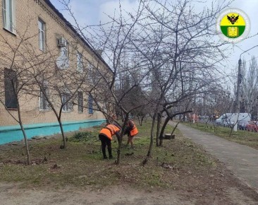 Коммунальщики привели в порядок зеленые насаждения на улицах Мелитополя