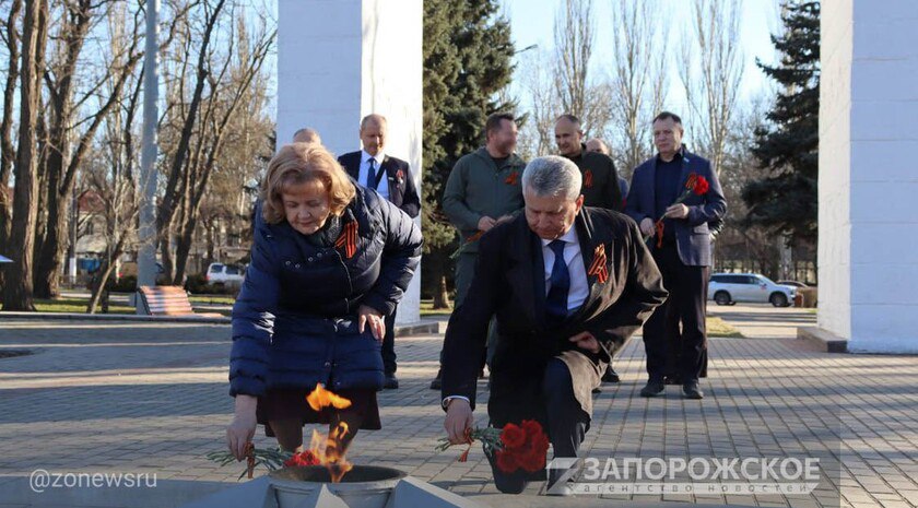 Депутаты Запорожской и Свердловской областей возложили цветы у Вечного огня в Мелитополе