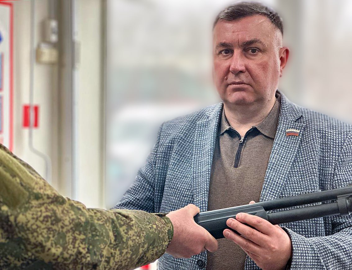 В Запорожской области охотники и депутат Заксобрания от Единой России передали на нужды СВО более 60 единиц гражданского оружия