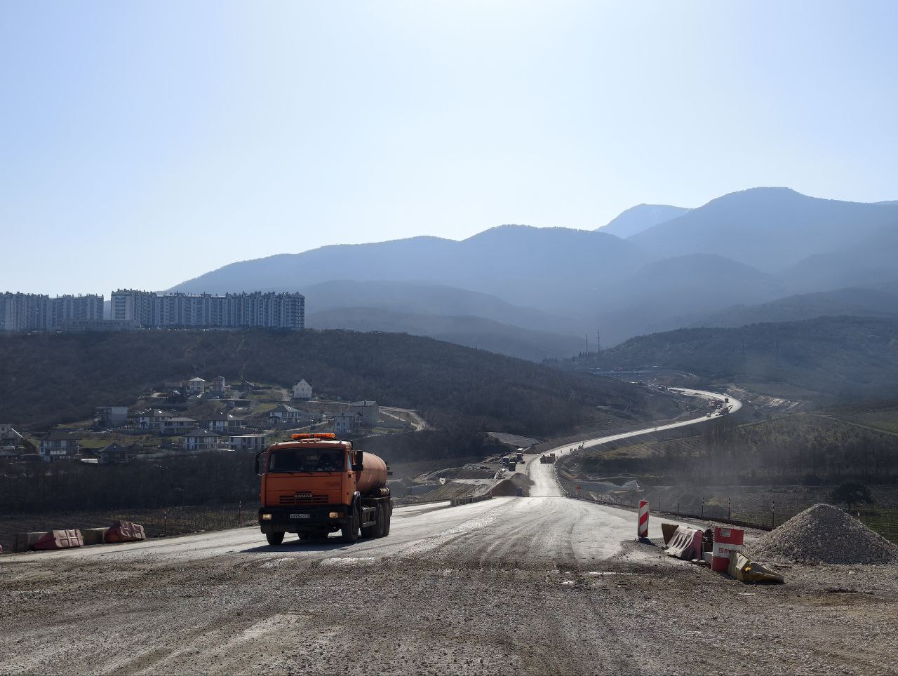 Четырехполосная дорога в обход Алушты готова на 80% Четырехполосная дорога в обход Алушты готова на 80%