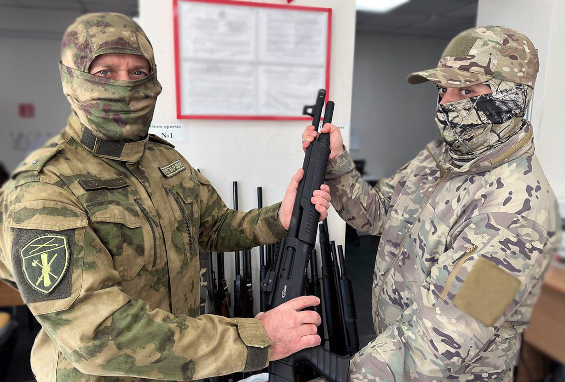 В Запорожской области охотники и депутат Заксобрания от Единой России передали на нужды СВО более 60 единиц гражданского оружия В Запорожской области охотники и депутат Заксобрания от Единой России передали на нужды СВО более 60 единиц гражданского оружия