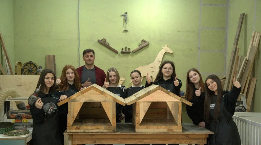 Активисты движения «Юг Молодой» прошли мастер-класс по изготовлению собачьих будок