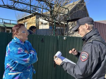 Сотрудники УМВД России «Мелитопольское» предупредили пожилых жителей города об участившихся случаях мошенничества и раздали информационные памятки