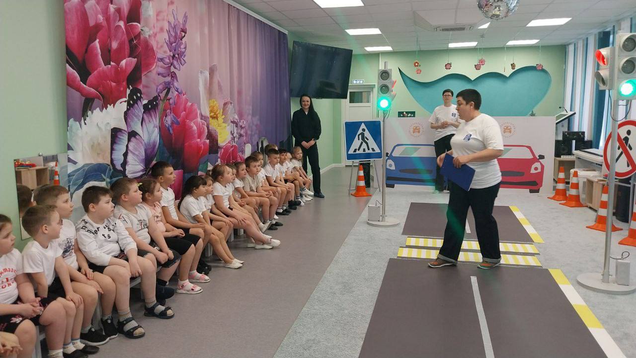 Безопасность на дорогах: Госавтоинспекция и «Лаборатория безопасности» в детских садах Мелитополя Безопасность на дорогах: Госавтоинспекция и «Лаборатория безопасности» в детских садах Мелитополя