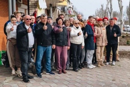 Депутаты и активисты высадили деревья в Мелитополе в рамках Народной программы Единой России