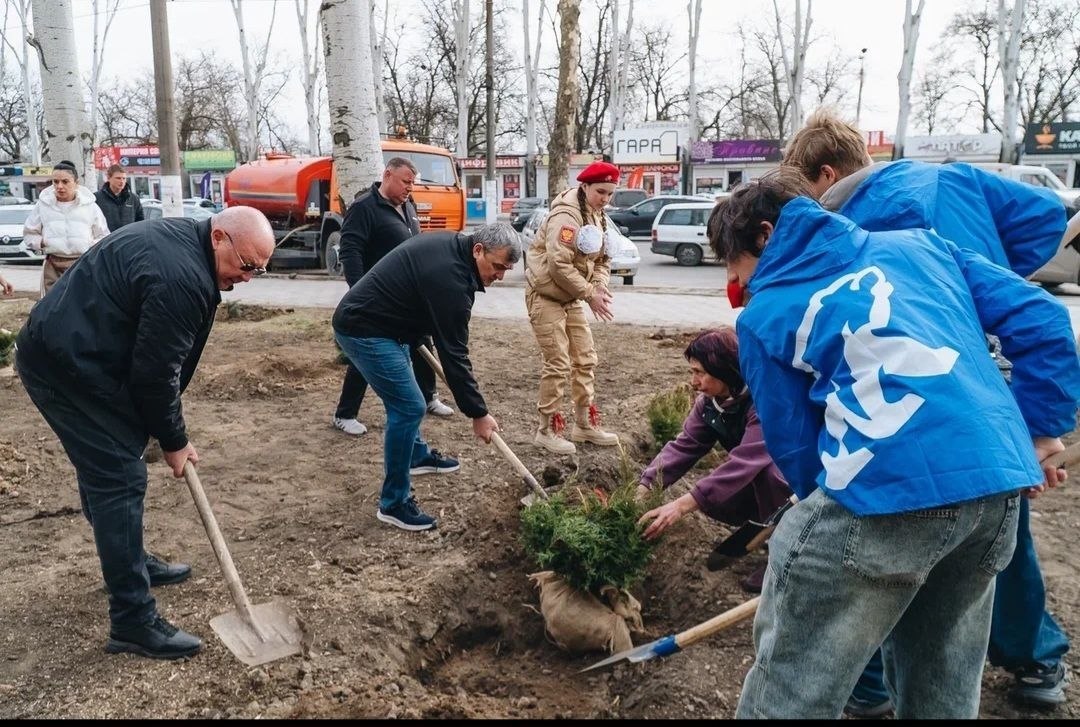 Депутаты и активисты высадили деревья в Мелитополе в рамках Народной программы Единой России Депутаты и активисты высадили деревья в Мелитополе в рамках Народной программы Единой России