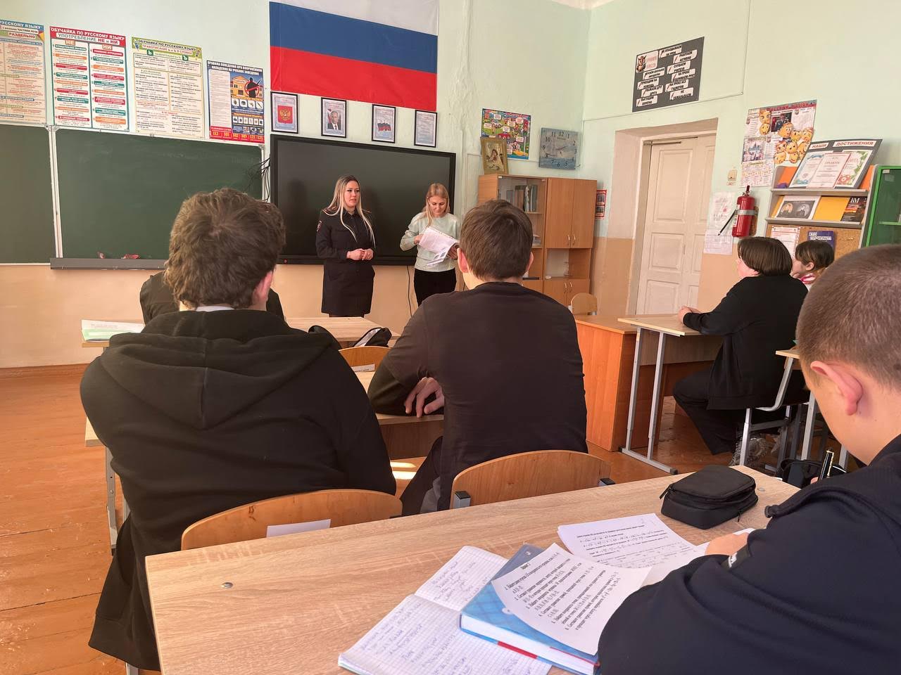 В Мелитополе прошла профилактическая акция «Безопасный путь» В Мелитополе прошла профилактическая акция «Безопасный путь»