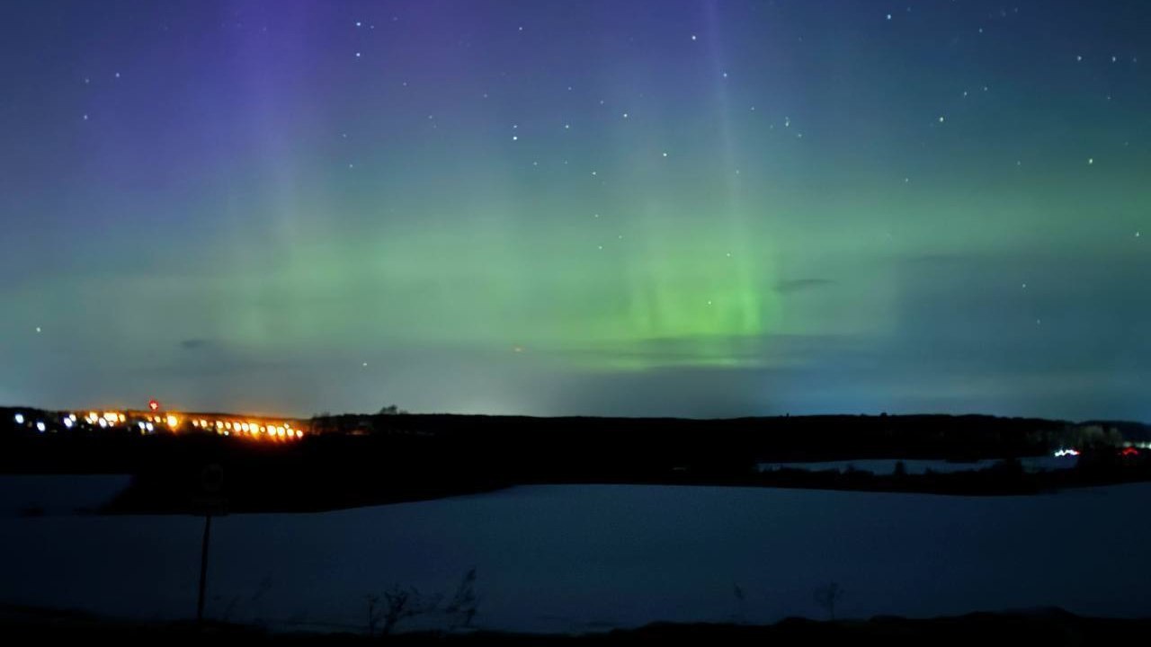 Этой ночью над Россией наблюдали яркое полярное сияние Этой ночью над Россией наблюдали яркое полярное сияние