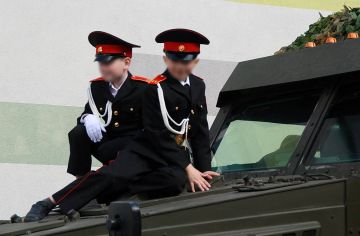 Более 250 учеников кадетских классов Росгвардии получили награды в Мелитопольской школе №15 имени графа Комаровского