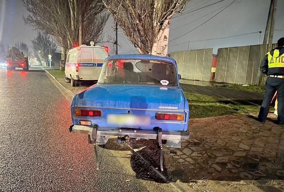 В Мелитополе местный житель угнал автомобиль и врезался в дерево