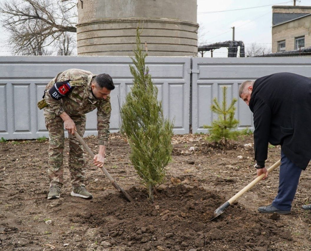 В Мелитополе глава городского округа Сергей Золотарёв поддержал инициативу Управления Росгвардии по Запорожской области и принял участие в закладке Аллеи Росгвардии в парке «Участников СВО» В Мелитополе глава городского округа Сергей Золотарёв поддержал инициативу Управления Росгвардии по Запорожской области и принял участие в закладке Аллеи Росгвардии в парке «Участников СВО»
