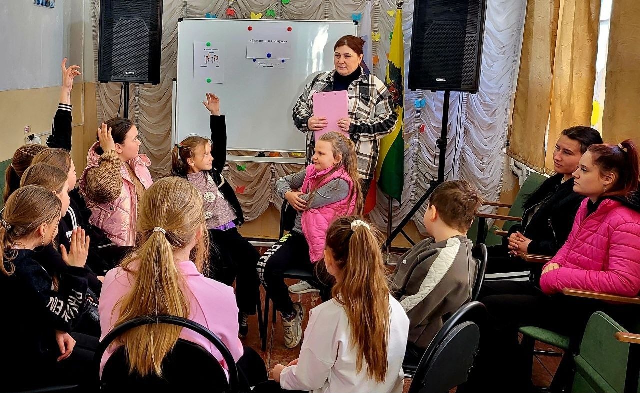 Буллинг-это не шутка!. В Новенском сельском клубе состоялось «антибуллинг-погружение»