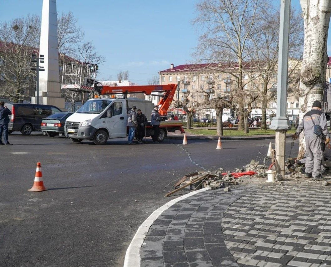 В Мелитополе продолжается модернизация уличного освещения: сотрудники муниципального казённого учреждения «Горсвет» начали подготовку к замене опор на площади Победы В Мелитополе продолжается модернизация уличного освещения: сотрудники муниципального казённого учреждения «Горсвет» начали подготовку к замене опор на площади Победы