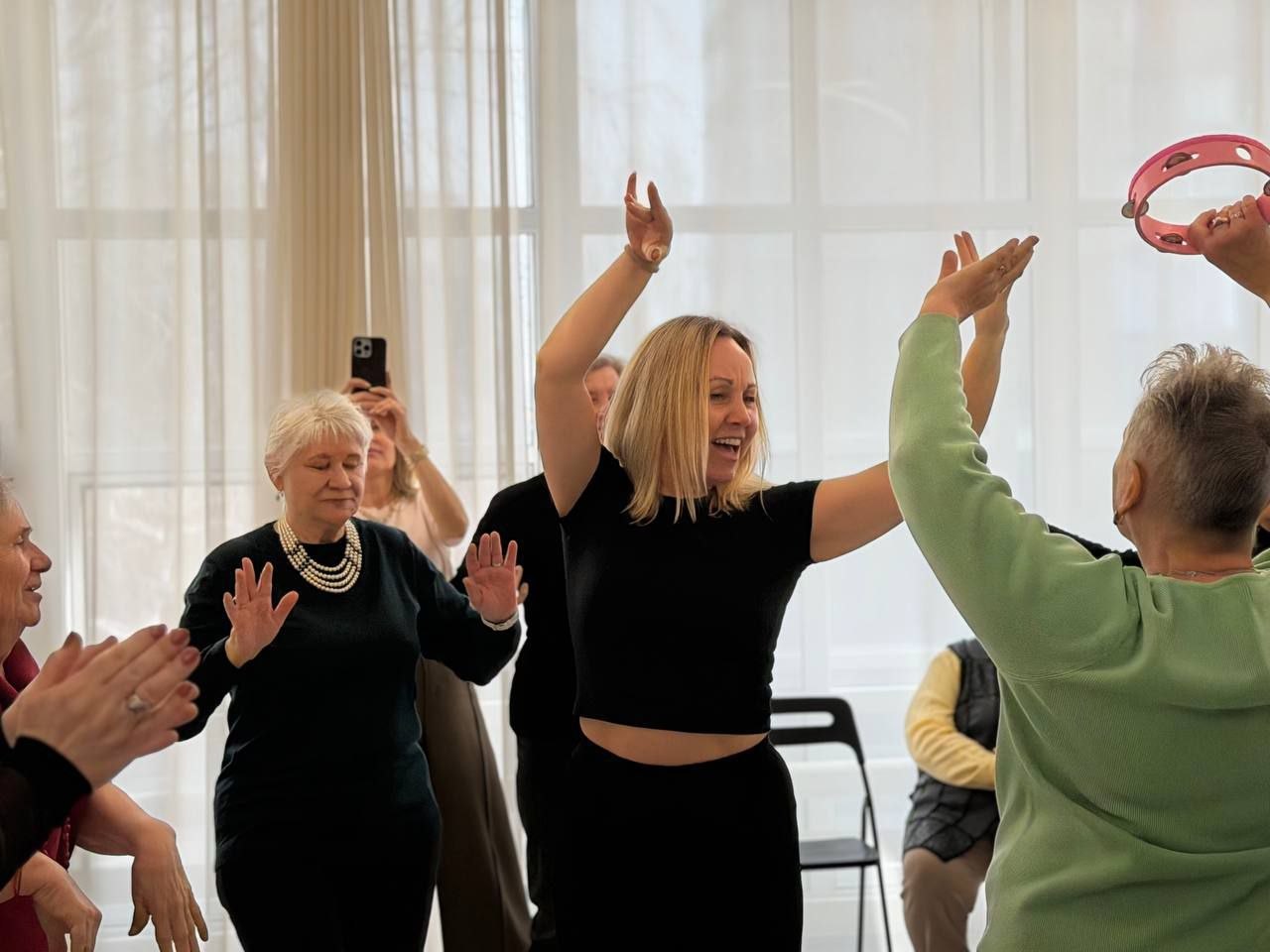 В подведомственном учреждении Министерства культуры Запорожской области — Областном центре искусств и народного творчества — прошла первая ретровстреча в рамках национального проекта «Семья» для гостей «серебряного возраста»... В подведомственном учреждении Министерства культуры Запорожской области — Областном центре искусств и народного творчества — прошла первая ретровстреча в рамках национального проекта «Семья» для гостей «серебряного возраста»...