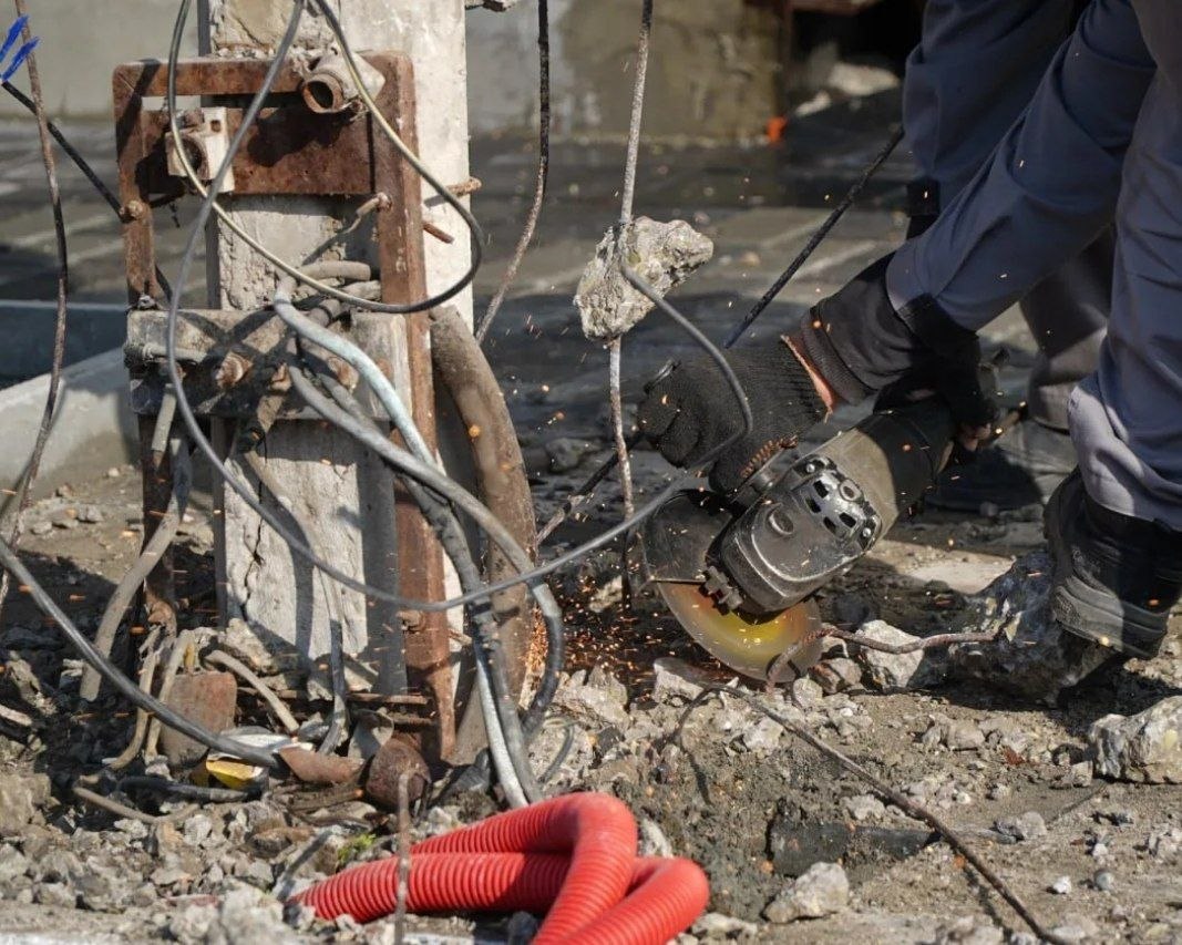 В Мелитополе продолжается модернизация уличного освещения: сотрудники муниципального казённого учреждения «Горсвет» начали подготовку к замене опор на площади Победы В Мелитополе продолжается модернизация уличного освещения: сотрудники муниципального казённого учреждения «Горсвет» начали подготовку к замене опор на площади Победы