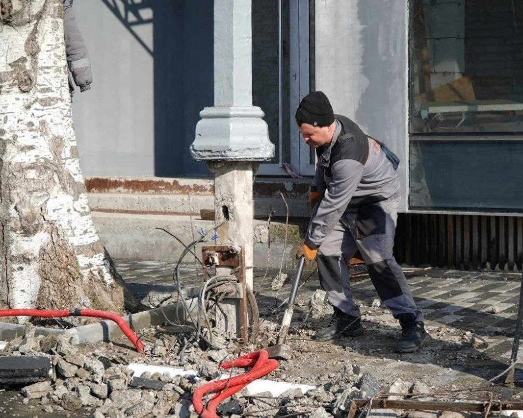 В Мелитополе продолжается модернизация уличного освещения: сотрудники муниципального казённого учреждения «Горсвет» начали подготовку к замене опор на площади Победы В Мелитополе продолжается модернизация уличного освещения: сотрудники муниципального казённого учреждения «Горсвет» начали подготовку к замене опор на площади Победы