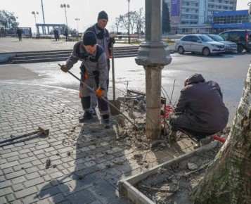 В Мелитополе продолжается модернизация уличного освещения: сотрудники муниципального казённого учреждения «Горсвет» начали подготовку к замене опор на площади Победы