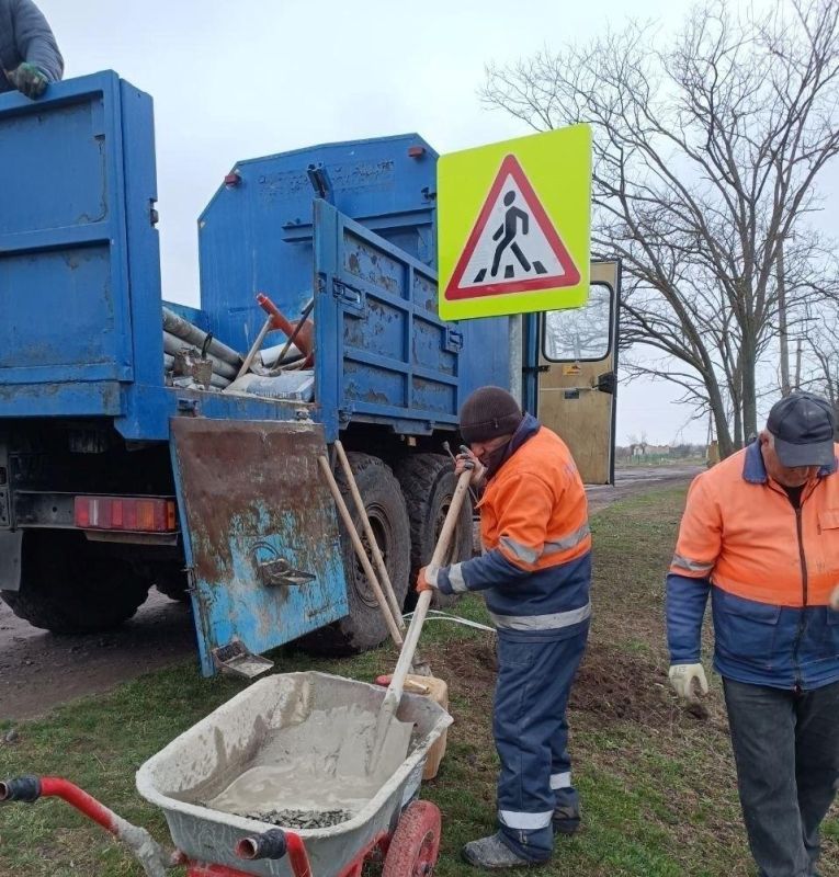 ГУП «УАЗО» продолжает выполнять работы по установке дорожных знаков и дополнительных щитков на а/д Запорожской области ГУП «УАЗО» продолжает выполнять работы по установке дорожных знаков и дополнительных щитков на а/д Запорожской области