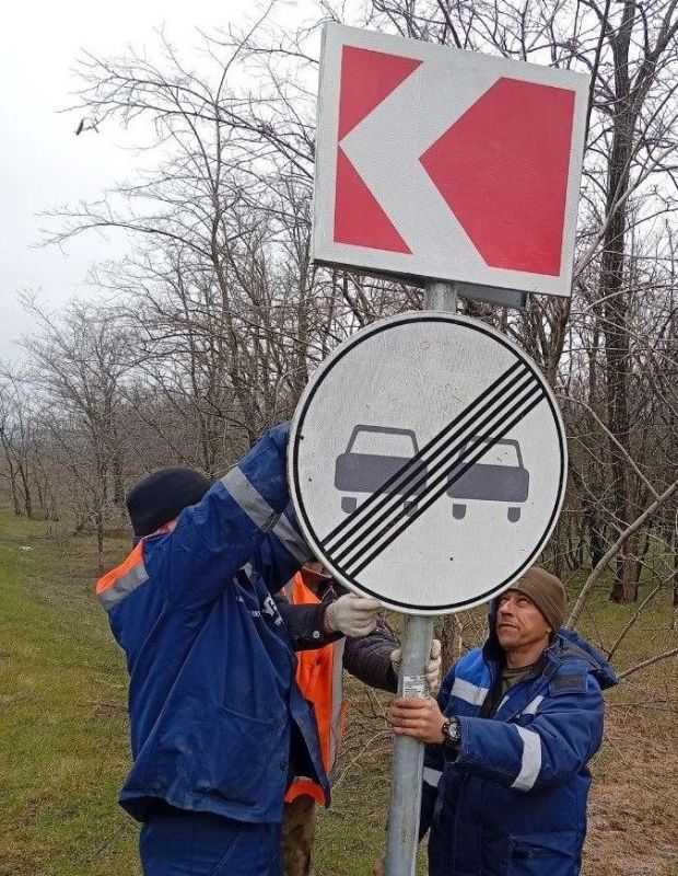 ГУП «УАЗО» продолжает выполнять работы по установке дорожных знаков и дополнительных щитков на а/д Запорожской области ГУП «УАЗО» продолжает выполнять работы по установке дорожных знаков и дополнительных щитков на а/д Запорожской области