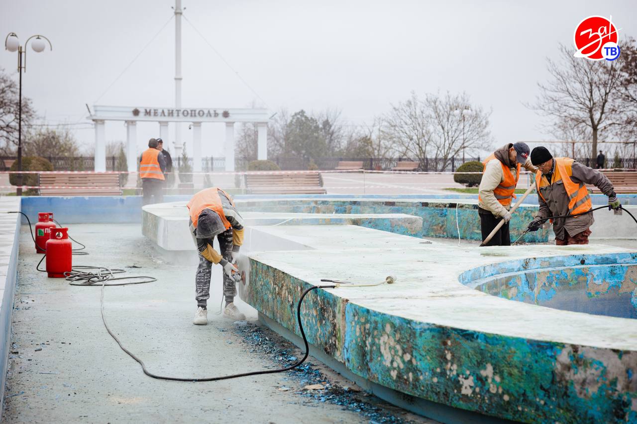 На площади Победы в Мелитополе проводят реконструкцию фонтана На площади Победы в Мелитополе проводят реконструкцию фонтана