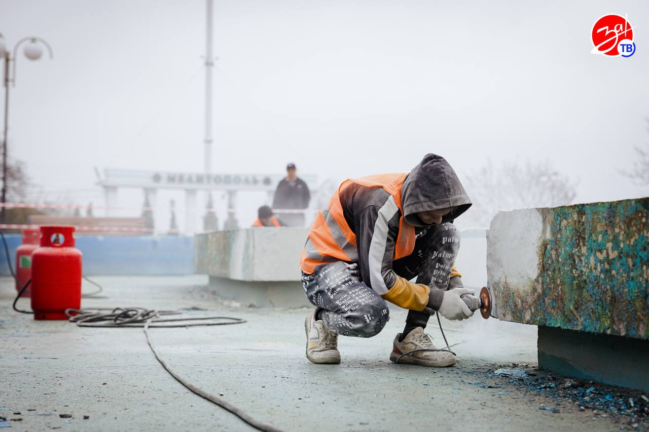 На площади Победы в Мелитополе проводят реконструкцию фонтана На площади Победы в Мелитополе проводят реконструкцию фонтана