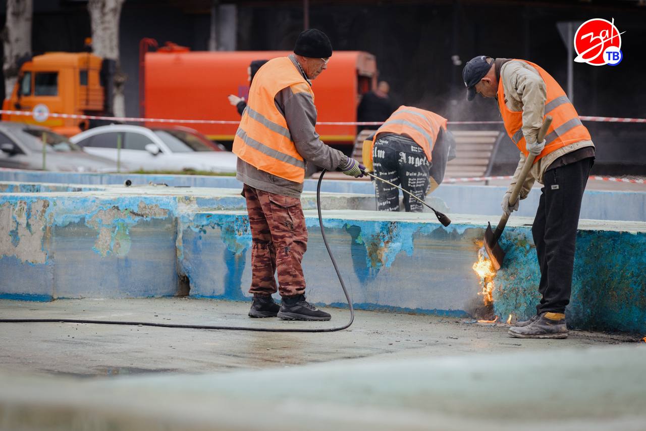 На площади Победы в Мелитополе проводят реконструкцию фонтана На площади Победы в Мелитополе проводят реконструкцию фонтана