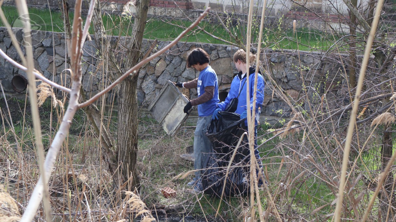Активисты Единой России и МГЕР очистили ручей в Мелитополе в рамках акции «Антипаводок» Активисты Единой России и МГЕР очистили ручей в Мелитополе в рамках акции «Антипаводок»