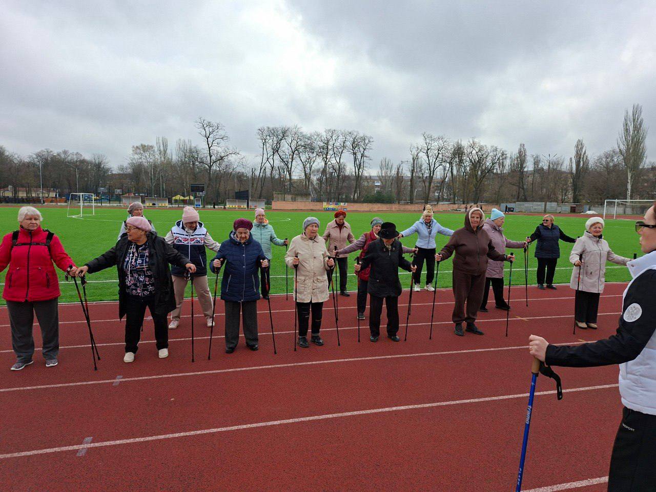 В Мелитополе на стадионе парка имени Горького состоялся марафон по скандинавской ходьбе В Мелитополе на стадионе парка имени Горького состоялся марафон по скандинавской ходьбе