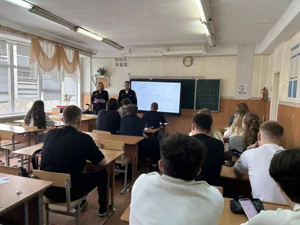 Сотрудники Управления по вопросам миграции ГУ МВД России по Запорожской области провели профориентационные встречи с учащимися выпускных классов Мелитополя Сотрудники Управления по вопросам миграции ГУ МВД России по Запорожской области провели профориентационные встречи с учащимися выпускных классов Мелитополя