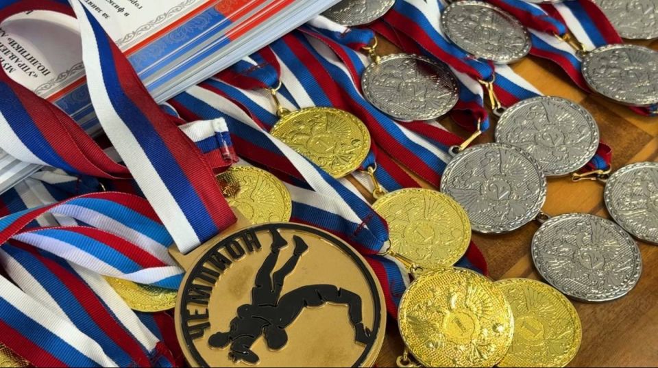 Сила, мастерство и спортивный дух на ковре Сила, мастерство и спортивный дух на ковре