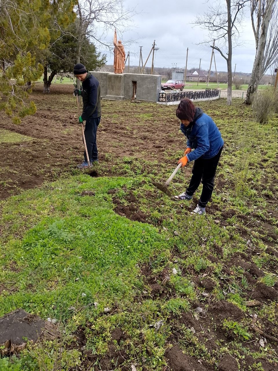 Наш общий долг — помнить!. Сотрудники МБУ «Жилсервис» провели плановые работы по уборке и благоустройству территории памятника героям Великой Отечественной войны в селе Астраханка Наш общий долг — помнить!. Сотрудники МБУ «Жилсервис» провели плановые работы по уборке и благоустройству территории памятника героям Великой Отечественной войны в селе Астраханка