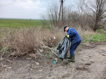 Сотрудники МБУ «Жилсервис» продолжают проводить плановые работы по уборке мусора на обочинах и прилегающих территориях