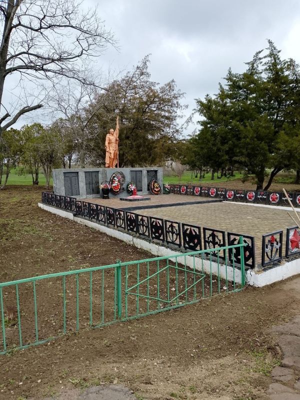 Наш общий долг — помнить!. Сотрудники МБУ «Жилсервис» провели плановые работы по уборке и благоустройству территории памятника героям Великой Отечественной войны в селе Астраханка Наш общий долг — помнить!. Сотрудники МБУ «Жилсервис» провели плановые работы по уборке и благоустройству территории памятника героям Великой Отечественной войны в селе Астраханка
