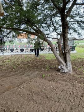 Наш общий долг — помнить!. Сотрудники МБУ «Жилсервис» провели плановые работы по уборке и благоустройству территории памятника героям Великой Отечественной войны в селе Астраханка
